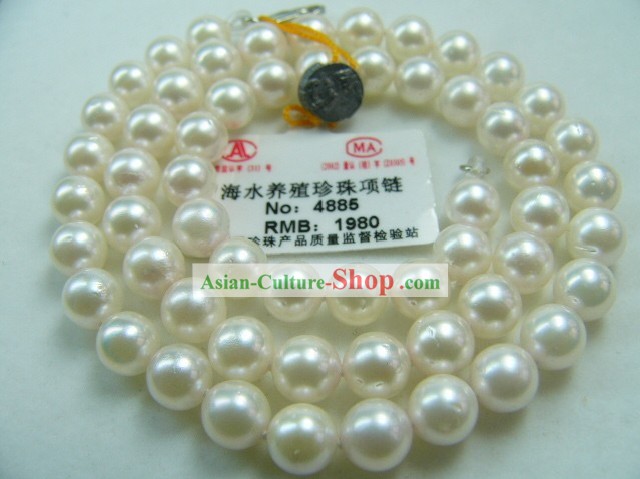 白い丸形の真珠美しいネックレス