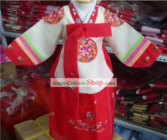 Coréenne hanbok traditionnel à la main pour les enfants