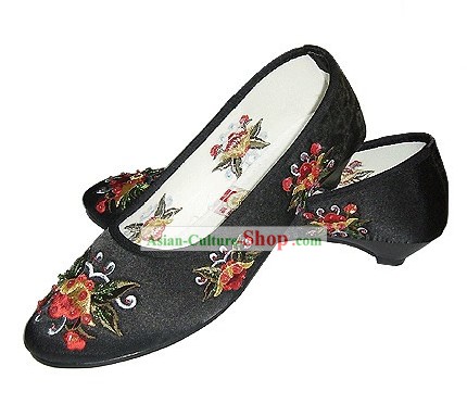 中国の伝統手作りの刺繍サテンの靴