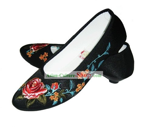 中国の伝統手作りの刺繍サテンの靴（牡丹、黒）