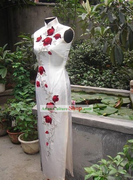 Impresionantes Blanca mandarín Cheong-sam con rosas rojas