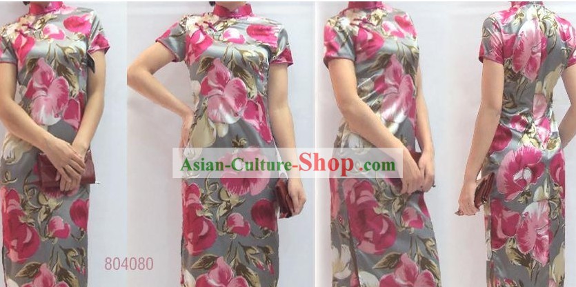 中国の古典ピンクの花のシルクチャイナドレス（袍）