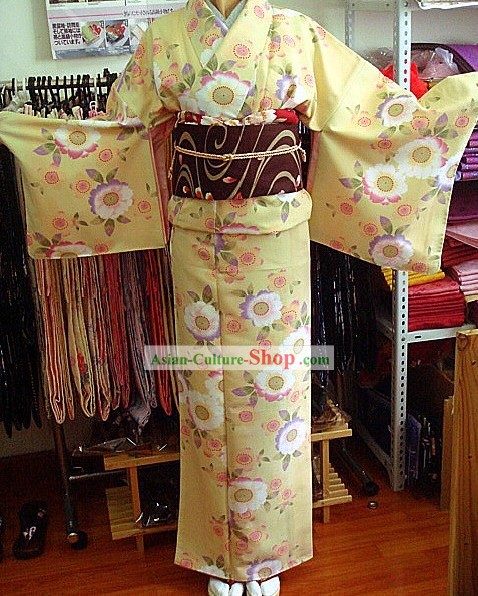 Tradicional kimono japonés de luz amarilla y correa conjunto completo