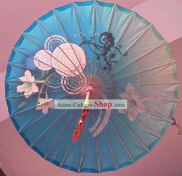 伝統中国の手は、青い花の傘を作ら