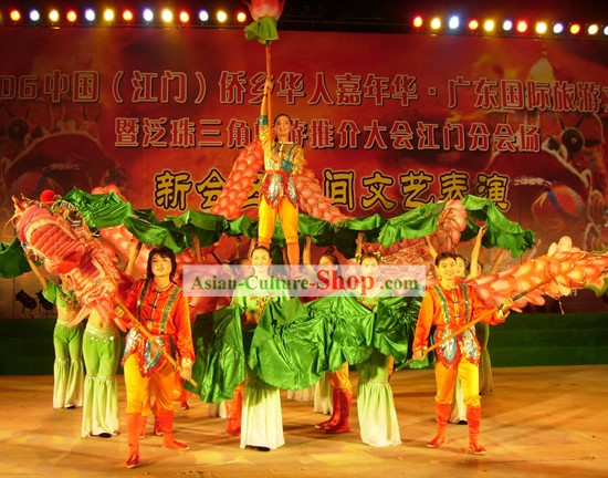 최고 전통 로터스 드래곤 댄스 설비와 의상은 여성을위한 설정 완료