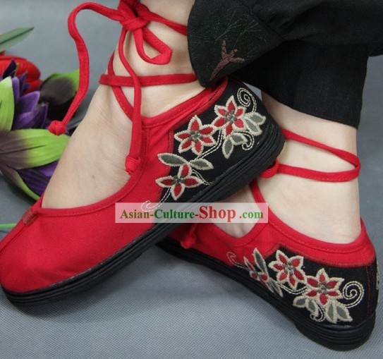 Zapatos de color rojo bordado de flores de Danza China