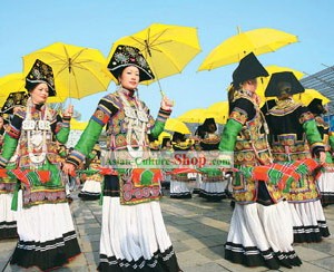 Tradicional china Yi Ropa minorías y el sombrero juego completo