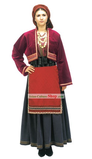 마케도니아어 여성 전통 댄스 옷입히기