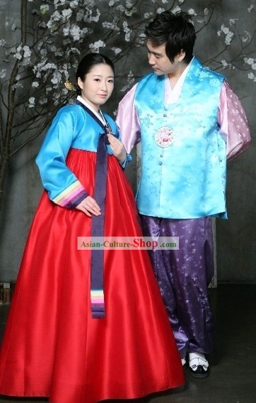 El traje tradicional coreano hanbok de Pareja