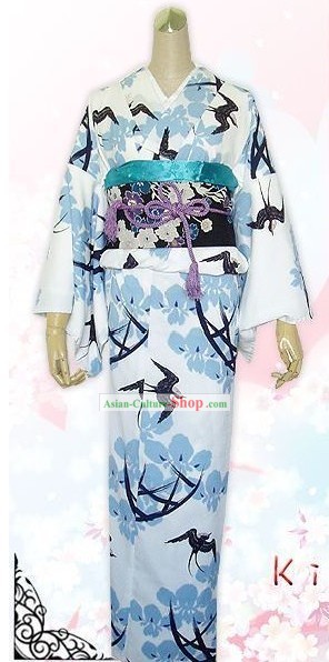 日本の伝統的なプリンセスのシルクの着物セット