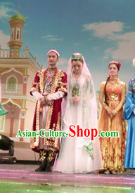 Traditional Chinese Xinjiang Wedding Dresses for Brides and Bridegrooms