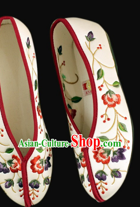 Traditional Chinese Embroidered Fabric Shoes