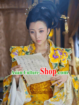 Tang Dyasty Queen Clothing and Hair Accessories
