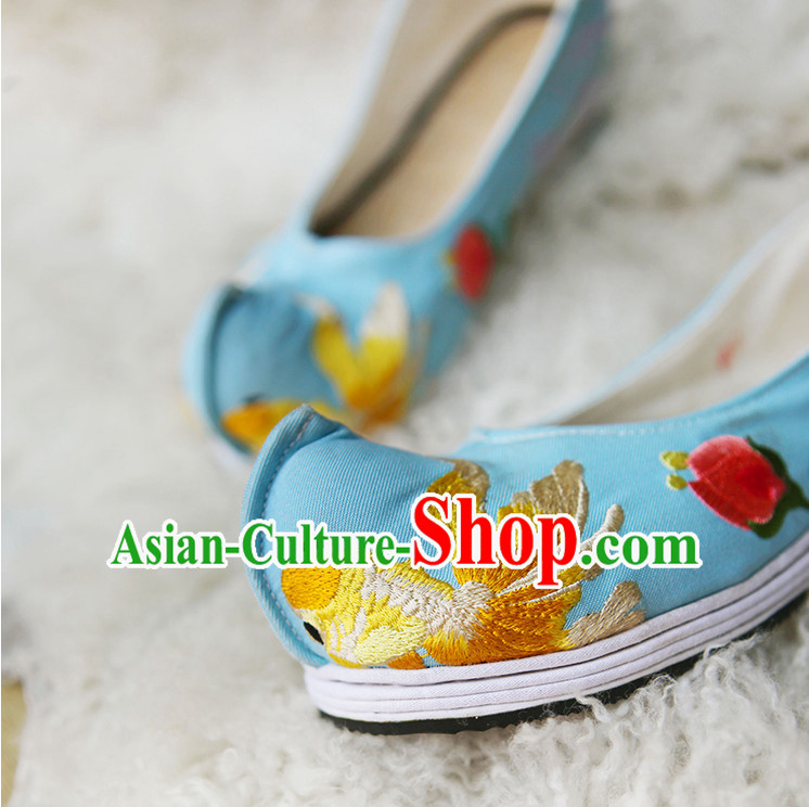 Handmade Chinese Ancient Embroidered Goldfish Princess Shoes for Women and Girls