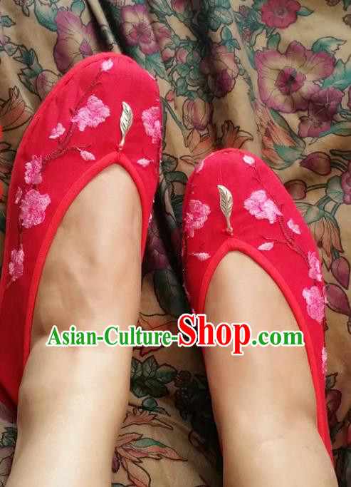 Traditional Chinese National Embroidered Shoes Handmade Bride Red Satin Shoes, China Hanfu Embroidery Peach Blossom Wedding Shoes for Women