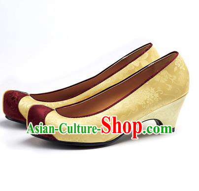 Traditional Korean National Wedding Yellow Embroidered Shoes, Asian Korean Hanbok Bride Embroidery Satin High-heeled Shoes for Women
