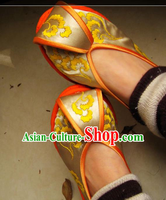 Asian Chinese Traditional Shoes Wedding Bride Yellow Embroidered Shoes, China Peking Opera Handmade Embroidery Hanfu Shoes for Women