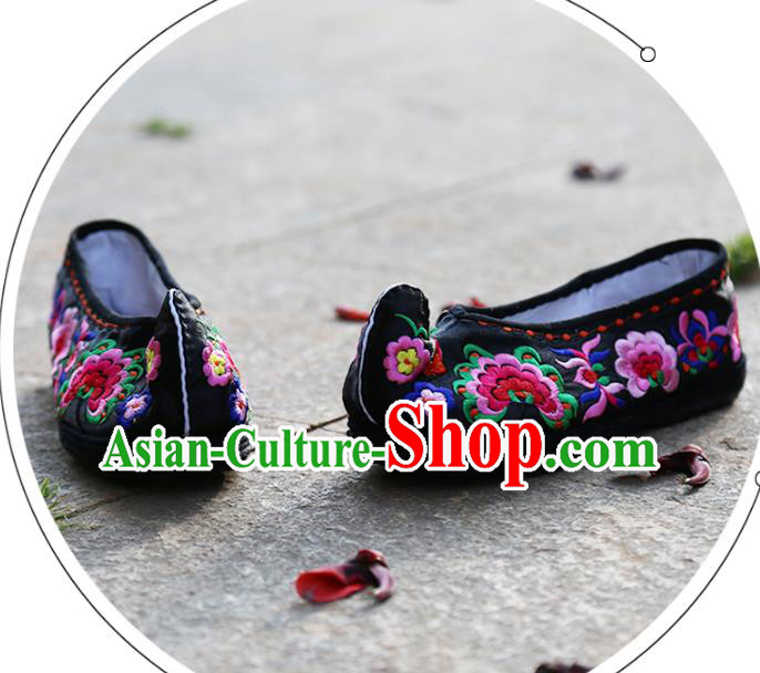 Asian Chinese Traditional Shoes Black Wedding Embroidered Shoes, China Peking Opera Hand Embroidery Peony Shoe Hanfu Princess Shoes for Women