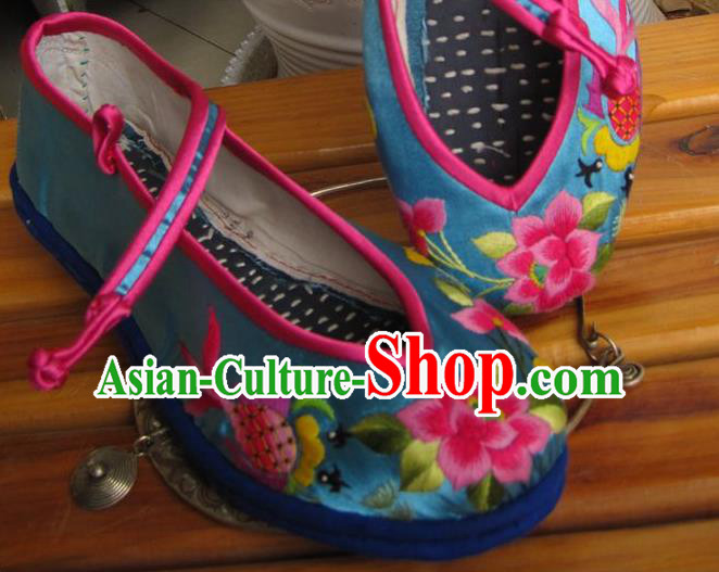 Traditional Chinese Ancient Princess Shoes Blue Cloth Embroidered Shoes, China Handmade Embroidery Lotus Flowers Hanfu Shoes for Women