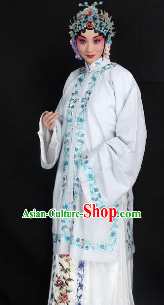 Traditional China Beijing Opera Young Lady Hua Tan Costume Female White Embroidered Cape, Ancient Chinese Peking Opera Diva Embroidery Dress Clothing