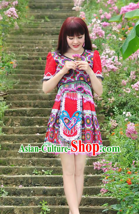 Traditional Chinese Miao Nationality Wedding Bride Costume Red Short Pleated Skirt, Hmong Folk Dance Ethnic Chinese Minority Nationality Embroidery Clothing and Headwear for Women