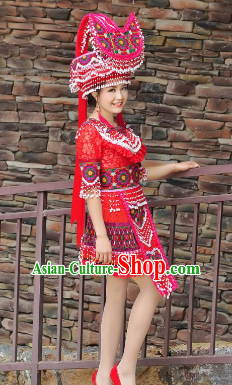 Traditional Chinese Miao Nationality Wedding Bride Costume Red Short Pleated Skirt and Headwear, Hmong Folk Dance Ethnic Chinese Minority Nationality Embroidery Clothing for Women