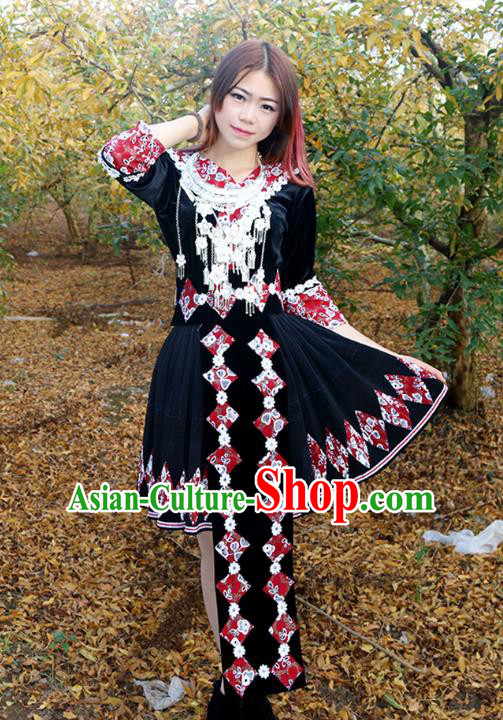 Traditional Chinese Miao Nationality Wedding Bride Costume Black Pleated Skirt, Hmong Folk Dance Ethnic Chinese Minority Nationality Embroidery Clothing for Women