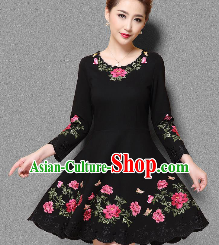 Top Grade Asian Chinese Costumes Classical Embroidery Dress, Traditional China National Middle Sleeve Embroidered Clothing for Women