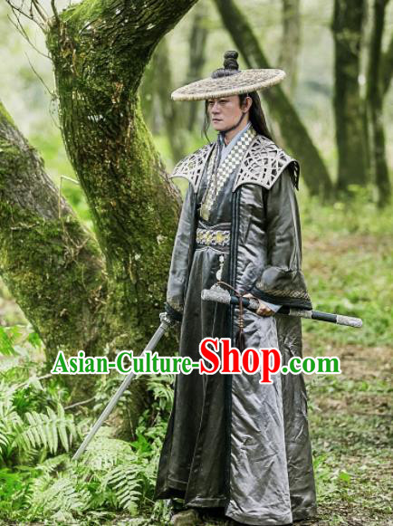 Traditional Chinese Ancient Swordsman Blades Embroidered Costumes and Bamboo Hat for Men