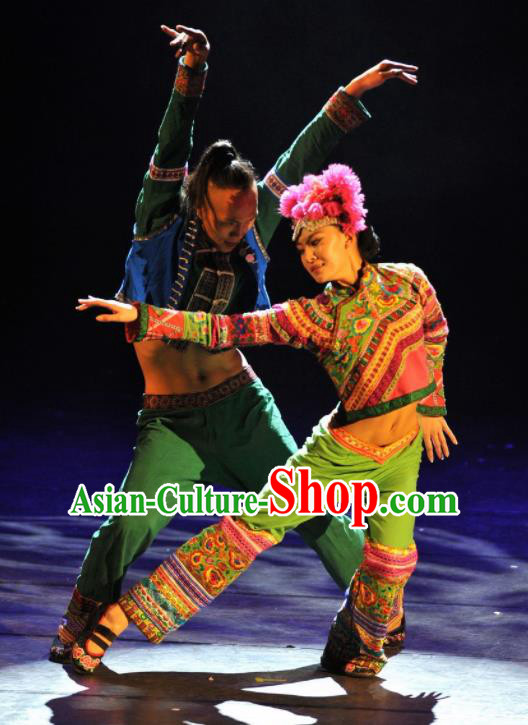 Chinese Dynamic Yunnan Ethnic Stage Performance Dance Costumes for Women for Men