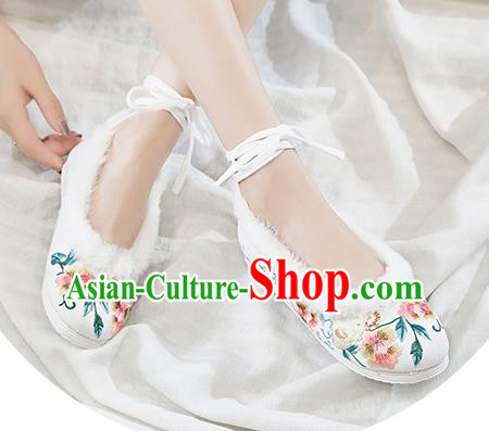 Traditional Chinese Winter National White Shoes Embroidered Flowers Shoes Hanfu Shoes for Women