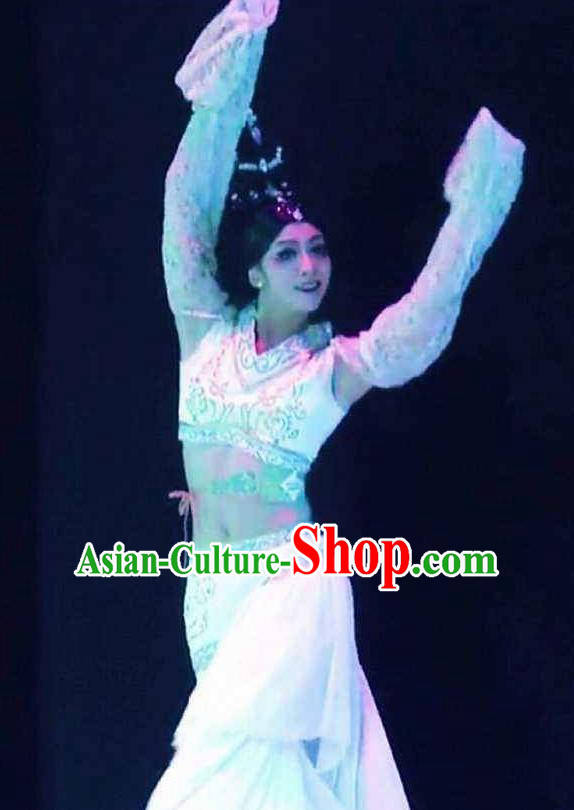 Beautiful Chinese Dance Yueren Dance White Costume Traditional Classical Dance Dress for Women