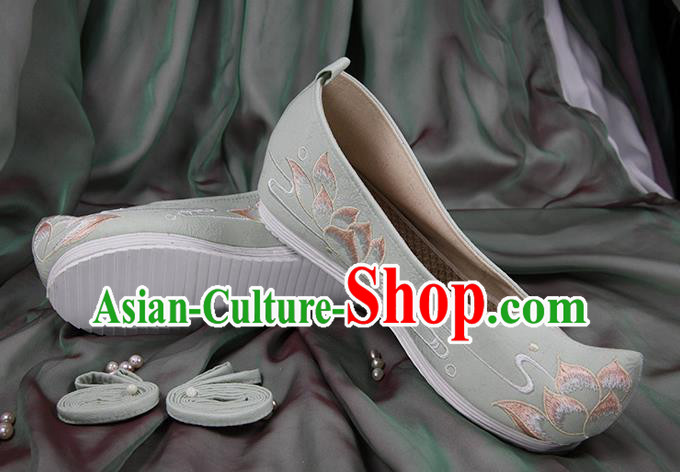 Chinese Handmade Embroidered Lotus Light Green Cloth Bow Shoes Traditional Ming Dynasty Hanfu Shoes Princess Shoes for Women