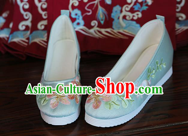 China Handmade Light Blue Cloth Shoes Embroidered Peach Blossom Rabbit Shoes Hanfu Shoes Princess Shoes