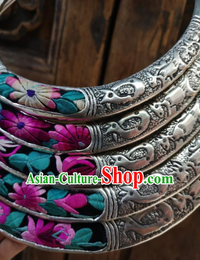 Handmade China Silver Carving Necklace Miao Ethnic Embroidered Jewelry Traditional National Wedding Accessories