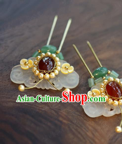 China Ancient Bride Jade Butterfly Hair Stick Traditional Xiuhe Suit Hair Accessories Wedding Pearls Hairpin