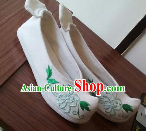 Chinese Traditional Handmade Embroidered Chrysanthemum White Shoes Opera Shoes Hanfu Shoes Ancient Princess Shoes for Women