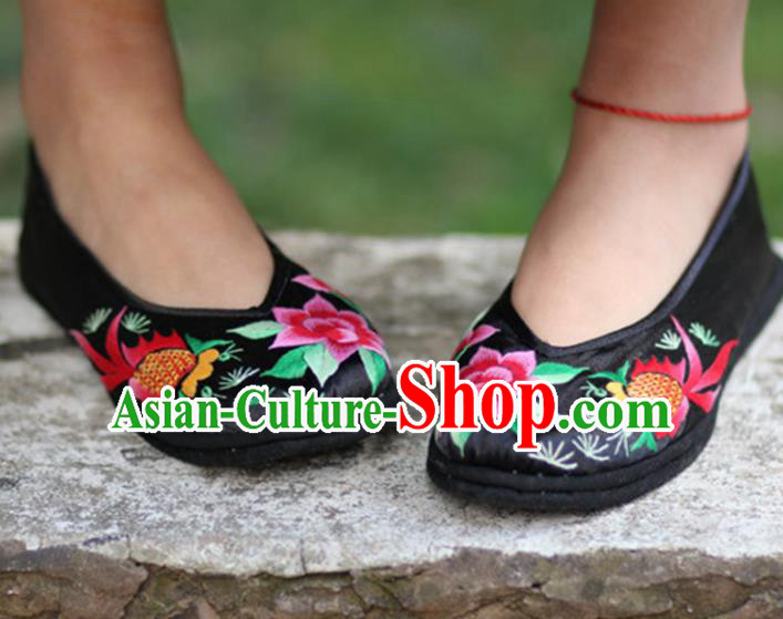 Chinese Handmade Embroidered Goldfish Black Shoes Hanfu Shoes Traditional National Shoes for Women