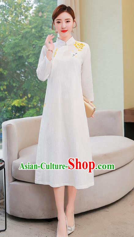 Chinese Traditional Compere Embroidered White Cheongsam Costume China National Qipao Dress for Women