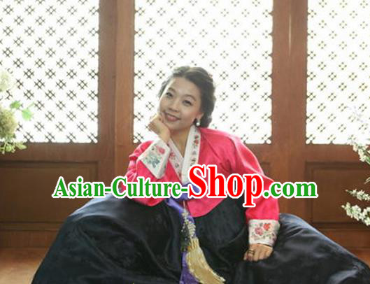 Korean Traditional Mother Hanbok Garment Rosy Blouse and Black Dress Asian Korea Fashion Costume for Women