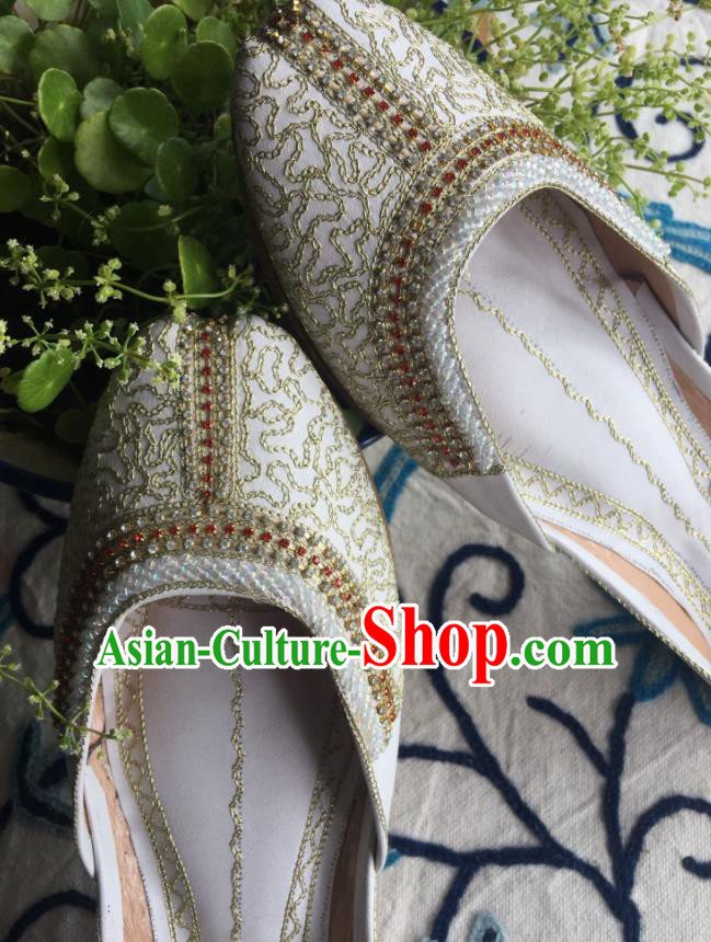 Asian India Traditional Bride Embroidered White Leather Shoes Indian Handmade Shoes for Women