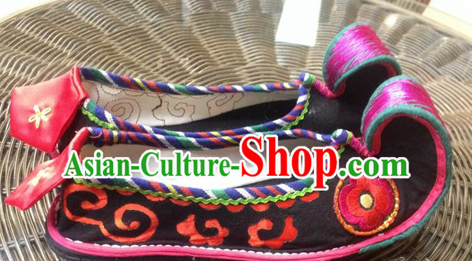 Traditional Chinese Ethnic Shoes Black Embroidered Shoes Yunnan National Wedding Shoes for Women