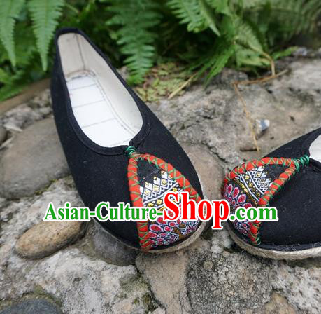 Traditional Chinese Yunnan Ethnic Black Embroidered Shoes Handmade National Shoes Hanfu Dress for Women