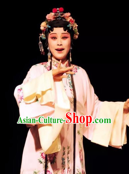 Chinese Kun Opera Actress Diva Dress Costumes and Headdress On A Wall and Horse Kunqu Opera Noble Lady Li Qianjun Garment Apparels