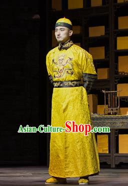 Chinese Traditional Qing Dynasty Emperor Kangxi Apparels Costumes Historical Drama Da Qing Xiang Guo Ancient Monarch Garment Clothing and Headwear