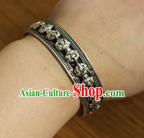 Chinese Traditional Tibetan Nationality Bracelet Jewelry Accessories Decoration Handmade Zang Ethnic Silver Carving Bangle for Women