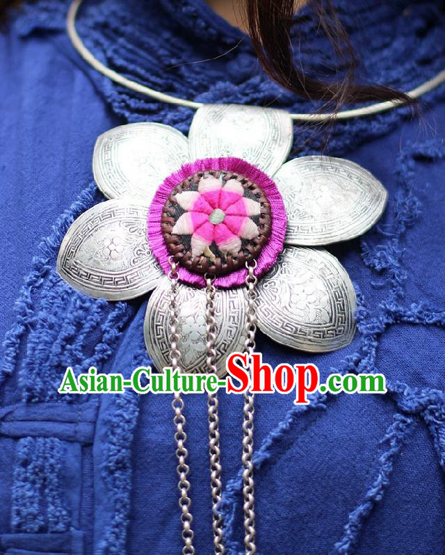 Chinese Handmade Miao Ethnic Necklace Accessories Traditional Silver Necklet for Women