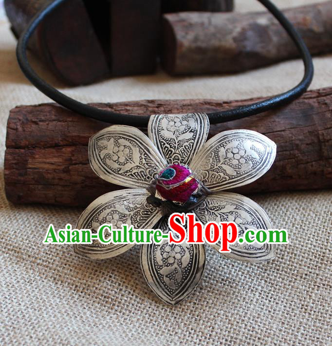 Chinese Handmade Miao Nationality Silver Carving Flower Necklace Traditional Minority Ethnic Jewelry Accessories for Women