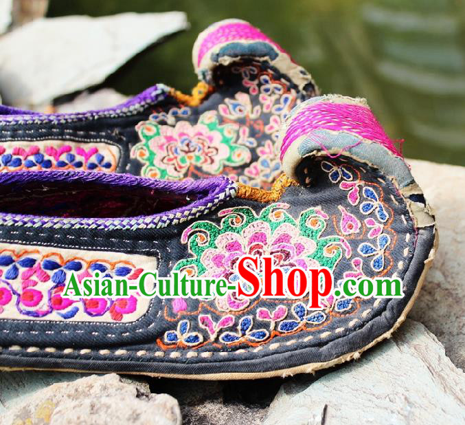 Asian Chinese Handmade Embroidery Flowers Cloth Shoes National Shoes Embroidered Shoes Traditional Yunnan Ethnic Shoes for Women