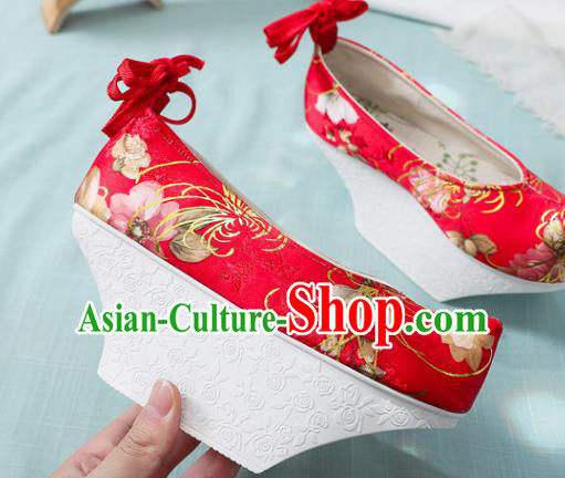 Chinese Qing Dynasty Court Lady Red Satin Saucers Shoes Ancient Princess Embroidery Shoes Traditional Embroidered Shoes Handmade Hanfu Shoes